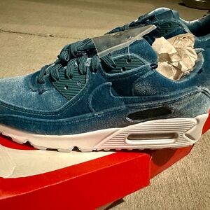 Women’s Nike Air Max 90 PRM size 9.5 NIB